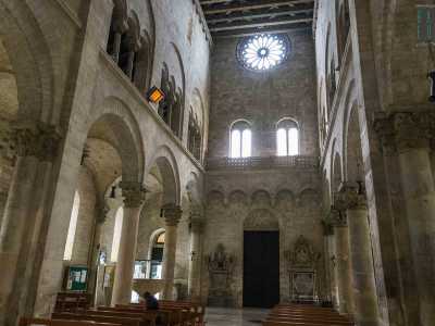 ...i cui interni sono suddivisi in tre navate da due serie di sei colonne a capitello corinzio
